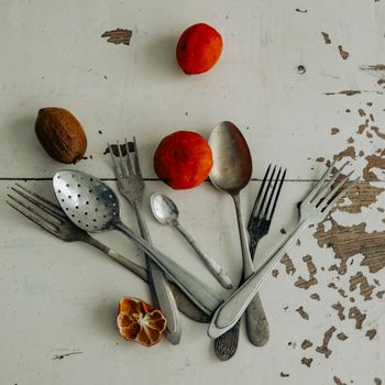 Measuring cups & spoons